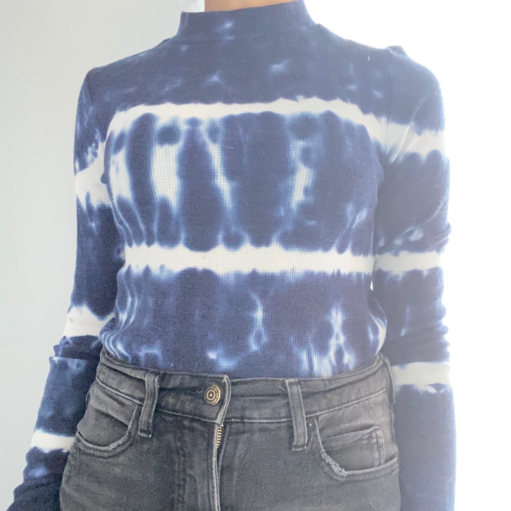 American Eagle Tie Dye Slight Turtle Neck
